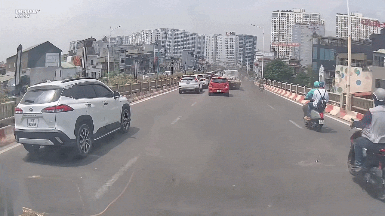 Clip: Va chạm liên hoàn giữa nhiều xe SUV trên cầu