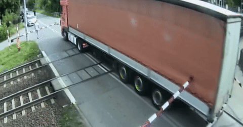 Khoảnh khắc tàu khách đâm văng xe đầu kéo mắc kẹt giữa đường ray