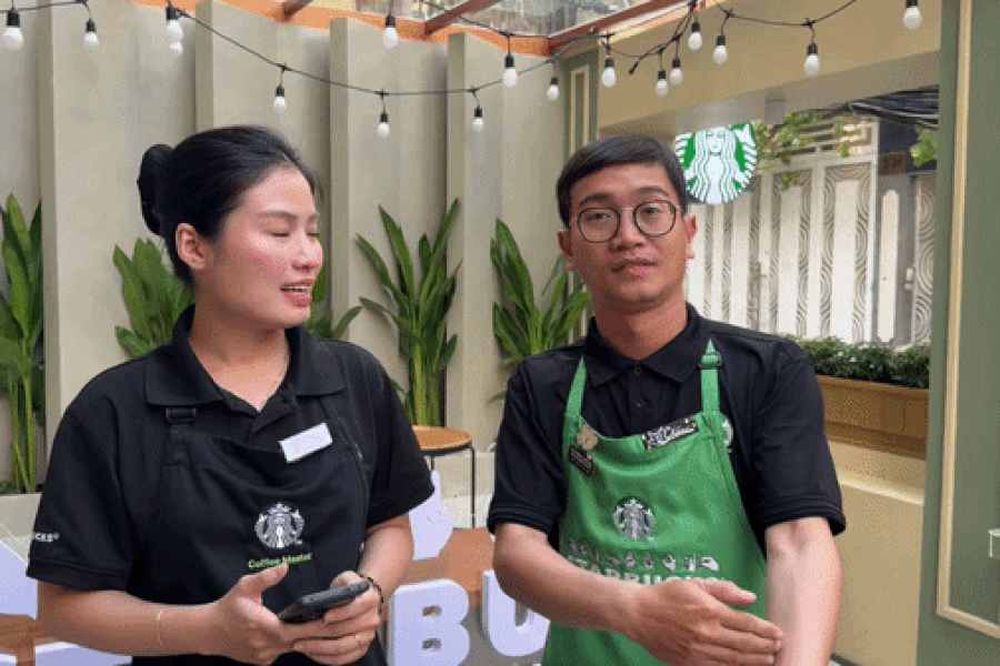 Học cách gọi món ở quán cà phê bằng ngôn ngữ ký hiệu cùng nhân viên điếc
