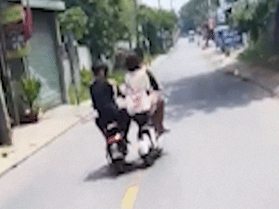 Nhóm thiếu niên chạy xe điện lạng lách, đánh võng khai bị té 2 lần