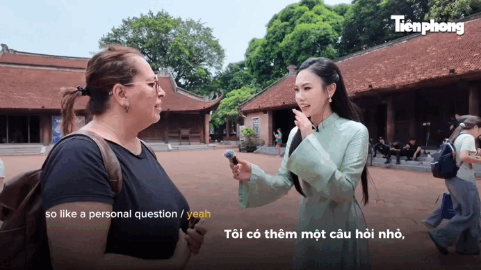 Thí sinh Hoa hậu Việt Nam bắn tiếng Anh như gió cùng khách quốc tế ở Văn Miếu - Quốc Tử Giám