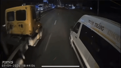 Xe khách lật nhào trên quốc lộ 51 sau cú va chạm với xe đầu kéo