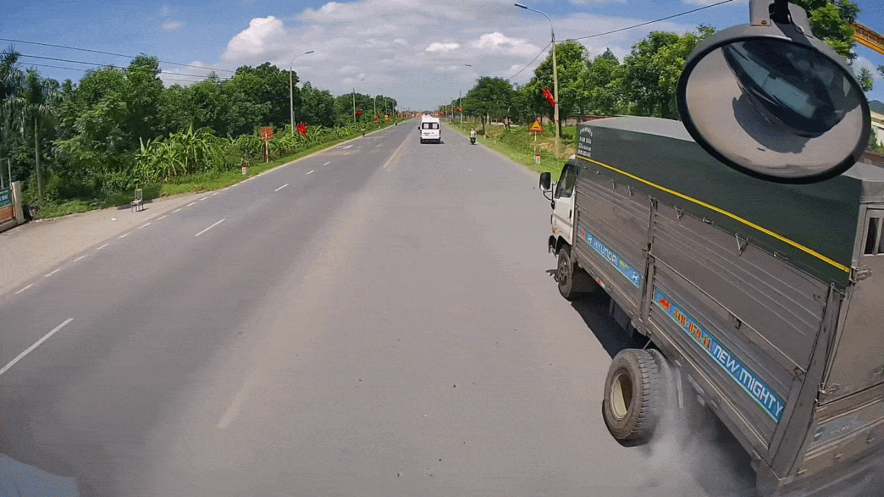 Clip: Ô tô tải rơi bánh giữa đường