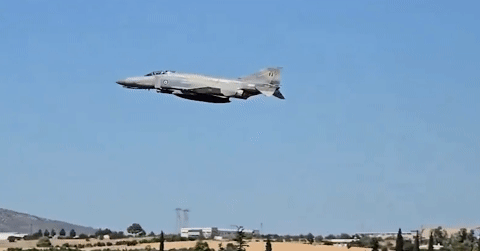 Tiêm kích F-4 Phantom lao xuống đất, phát nổ tại triển lãm hàng không