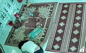 Người phụ nữ vội vàng trốn dưới chiếu, biết lý do ai cũng khen nhanh trí