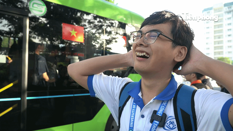 [VIDEO] Dậy từ 5 giờ, sinh viên vẫn mướt mồ hôi vì không lên được xe buýt ở làng đại học TPHCM