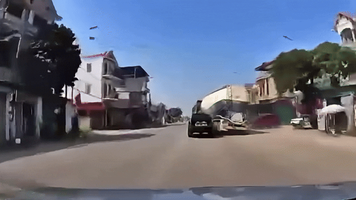 Clip: Né xe từ ngõ ra, xe bồn va vào bán tải rồi lật nghiêng
