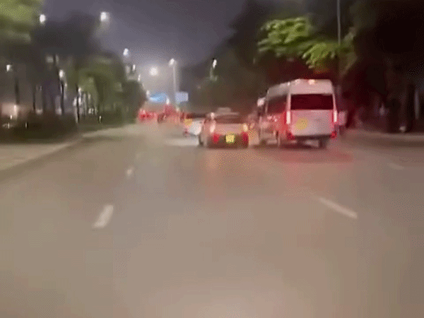 Hà Nội: Công an xác minh clip xe hợp đồng và xe taxi chèn ép nhau trên đường Giải Phóng