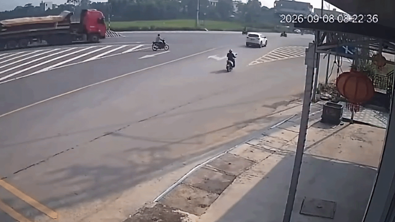 Clip: Xe ben phóng nhanh, húc văng ô tô con tại giao lộ