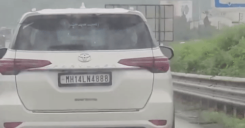 Chiếc Toyota Fortuner tự động che giấu biển số khi chạy giữa phố