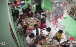Clip: Đang ngồi ăn tiệc trong nhà, cả gia đình bất ngờ sụp 'hố tử thần'