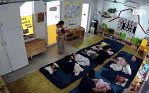 Gửi con nhỏ đi mầm non, mẹ xem camera thấy cảnh nghẹn ngào