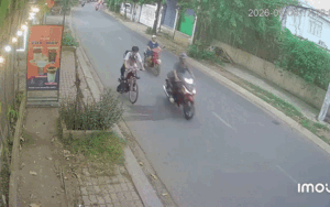 Chở em đi học về trên xe đạp rồi gặp sự cố, phụ huynh xem lại camera mà xót xa