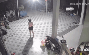Ngó vào chiếc võng đặt ngoài sân, người phụ nữ sợ chết khiếp khi thấy thứ này
