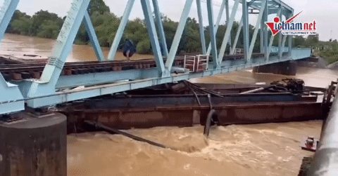 Lũ cuốn 3 xà lan mắc kẹt dưới cầu đường sắt ở Quảng Trị