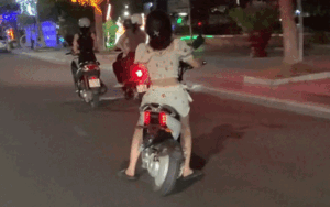 Clip: Cô gái lái xe máy khiến cả con phố phải ngước nhìn, lại gần càng khiến nhiều người bàng hoàng