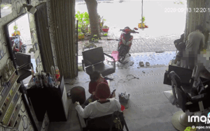 Gã đàn ông bước vào tiệm làm đẹp khiến 2 người phụ nữ 'đứng hình', xem camera mới thấy diễn biến đáng sợ