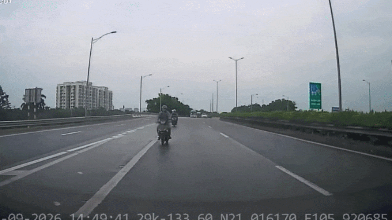 Clip: Tránh ô tô phanh gấp, xe máy ngã 'xòe' xuống đường