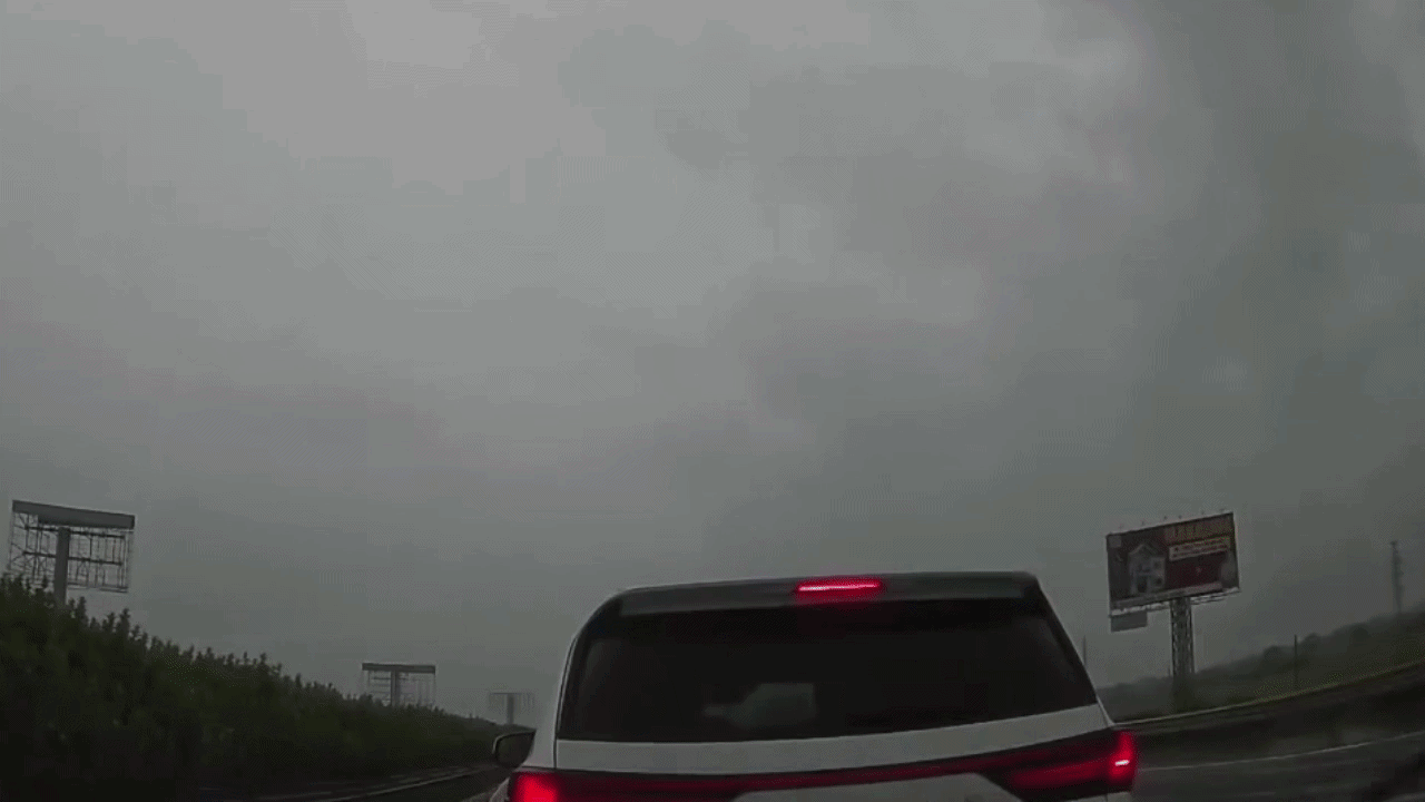 Camera hành trình ghi cảnh ô tô Lexus lạng lách, dừng giữa cao tốc dẫn đến tai nạn liên hoàn