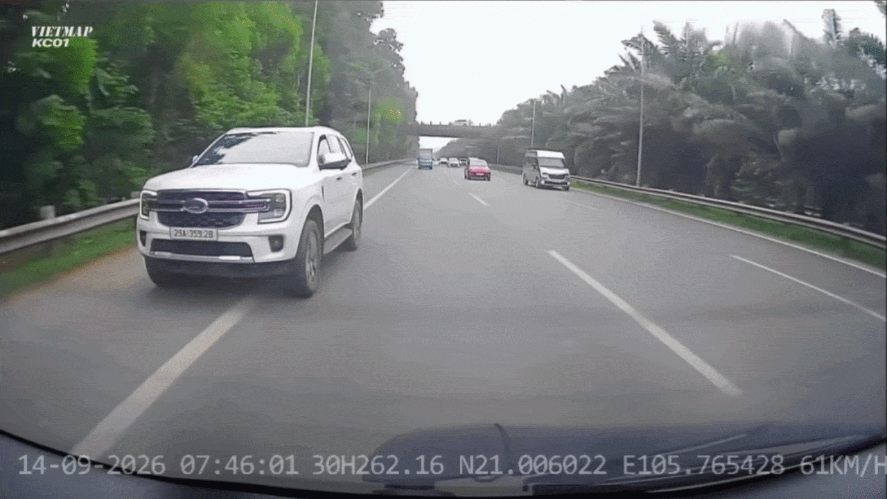 Clip: SUV đi vào làn khẩn cấp để vượt rồi chặn đầu xe trước