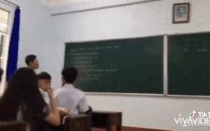 Lên bục giảng nhận phần thưởng, nam sinh để lộ thần thái khiến cả lớp phải ngước nhìn