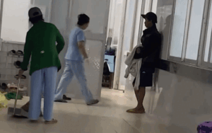 Cả hành lang bệnh viện đổ dồn sự chú ý vào một căn phòng, biết lý do ai cũng cảm thông