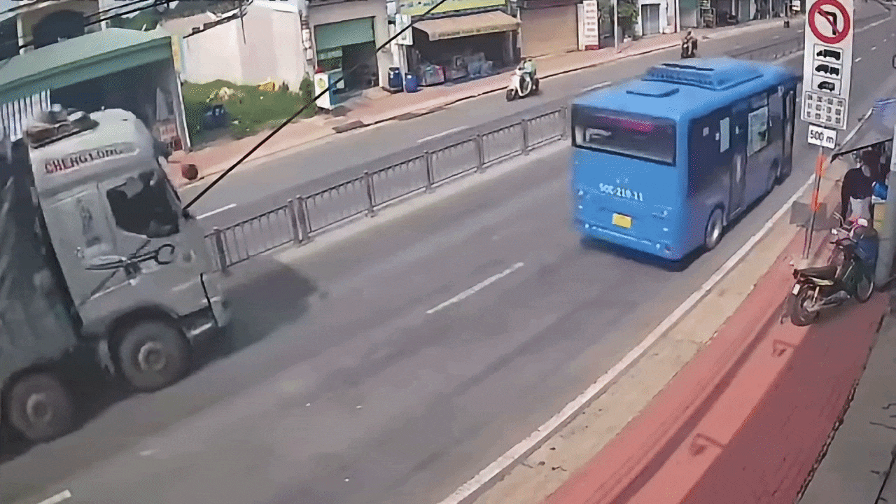 Clip: Xe tải bất ngờ lao qua dải phân cách