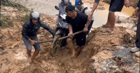 Xúc động cảnh người dân khiêng xe giúp giáo viên vượt suối đến lớp