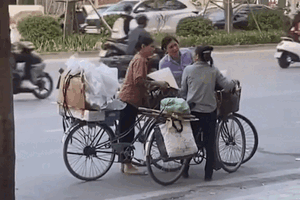3 người phụ nữ trên 3 chiếc xe đạp có gì mà gây sốt mạng xã hội?