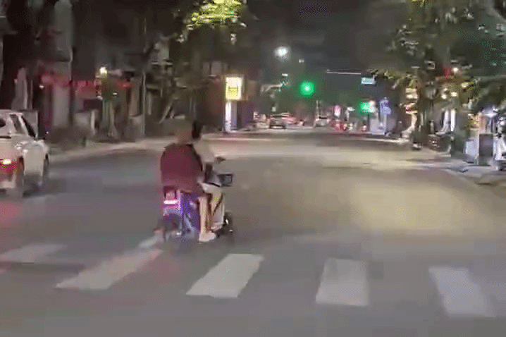 H&agrave; Nội: Nh&oacute;m thiếu ni&ecirc;n thu&ecirc; xe đạp điện c&ocirc;ng cộng, ra đường l&agrave;m 'tổ l&aacute;i'