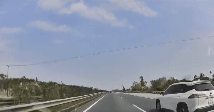 Đang lái xe 100 km/h trên cao tốc, người đi bộ bất ngờ băng qua: Xử lý thế nào?