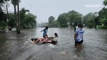 Bangkok ngập nặng: Người dùng vali làm phao, tài xế xe ôm chở khách bằng thuyền