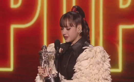 Taylor Swift lập kỷ lục, Lisa (BlackPink) bị công kích