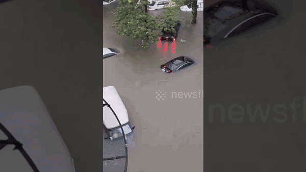 Lũ lụt nghiêm trọng biến 'thành phố về đêm' chìm trong biển nước