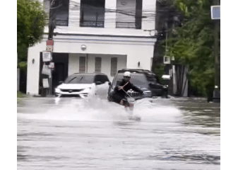 Người dân Bangkok chèo thuyền, lướt ván giữa đường phố ngập