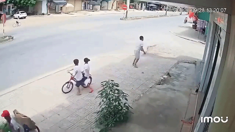 TIN NHANH: Thông tin mới vụ sập cổng làng đè trúng bé trai lớp 3