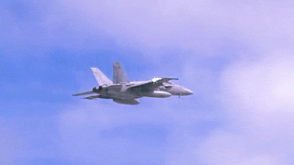 Máy bay tác chiến điện tử EA-18G lao xuống biển khi hạ cánh trên tàu sân bay Mỹ
