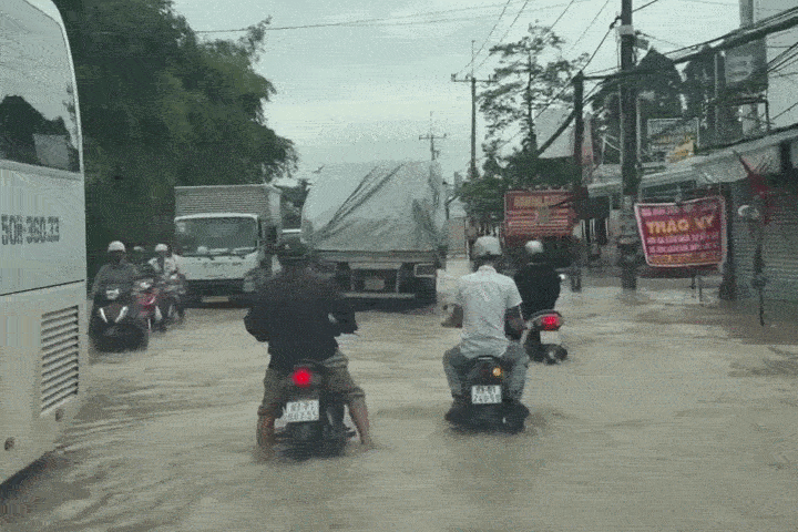 Mưa lớn từ đêm đến sáng gây ngập, kẹt xe ở TP.HCM, Đồng Nai