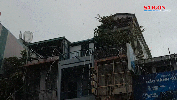 Người dân TPHCM chật vật trong cơn mưa tầm tã sáng 30-9