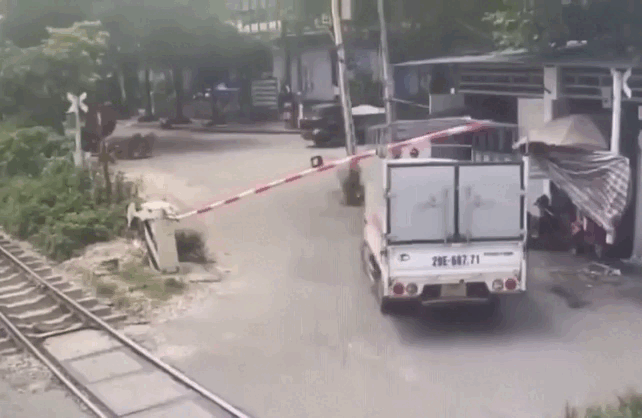 Tài xế lùi xe làm hỏng cần chắn đường sắt, bị phạt 25 triệu đồng