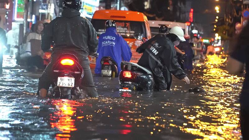Xe máy, ô tô 'bất động' sau cơn mưa lớn ở TPHCM