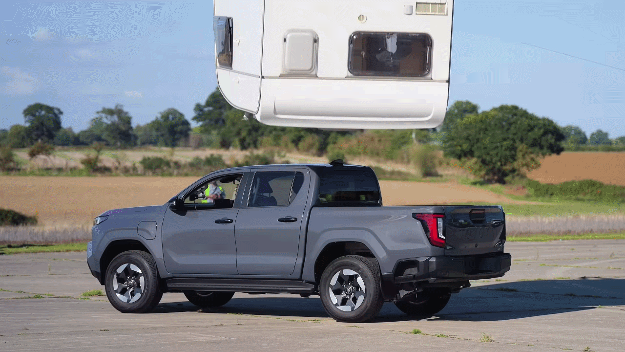 Bị xe caravan 760 kg đè lên nóc, bán tải điện Toyota vẫn chạy bình thường