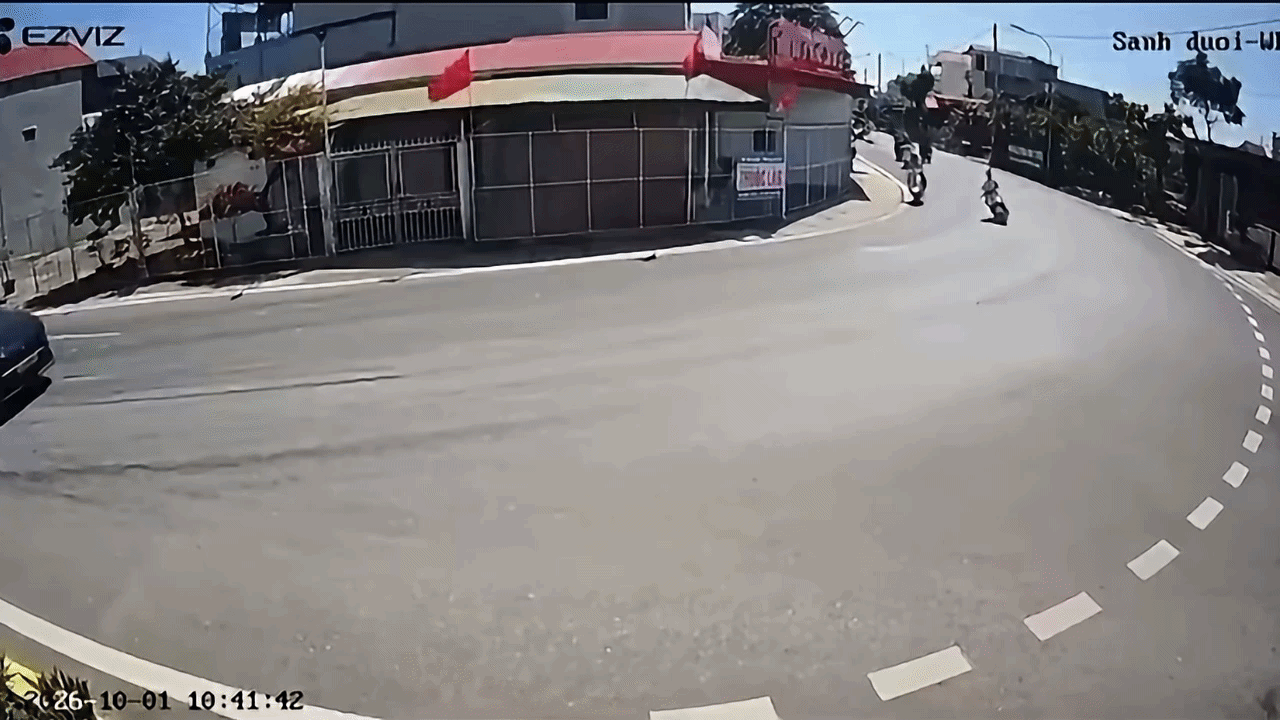 Clip: Xe máy điện 'xòe' ở khúc cua, trượt dài văng vào xe khác