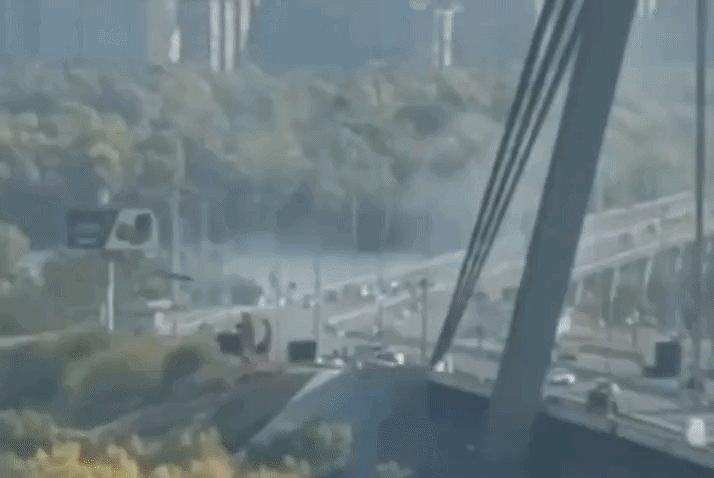 Tổng thống Ukraine tung video Nga tấn công cây cầu trọng yếu ở Kiev