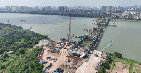 Cận cảnh 120 tấn dầm thép đầu tiên được lắp tại cầu Trần Hưng Đạo