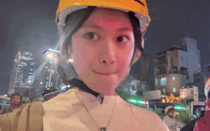 Clip 10 giây của cô gái trẻ trên đường đi làm về gây sốt mạng xã hội