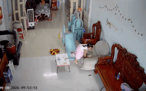 Con gái ngồi xem tivi ở phòng khách một mình, mẹ xem lại camera vẫn chưa hết hoảng sợ