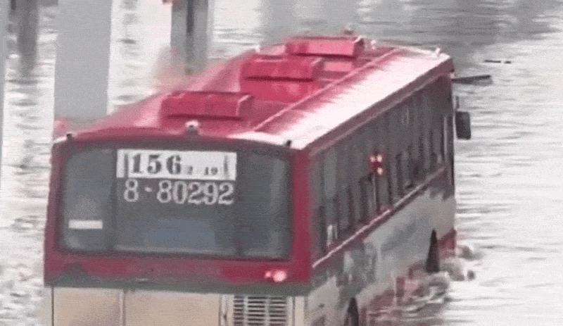 Cảnh xe buýt 'lội' qua dòng nước lũ đục ngầu ở Bangkok hút triệu view