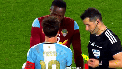 Trọng tài tặng thẻ đỏ và thẻ vàng cho Messi
