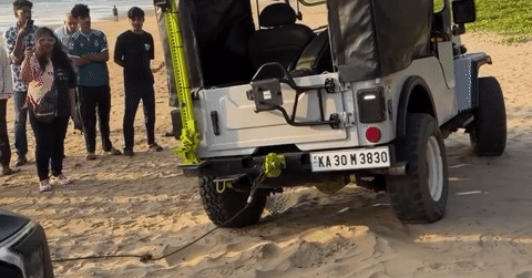 SUV điện mắc kẹt trên bãi biển, Jeep 4x4 cũng không kéo nổi